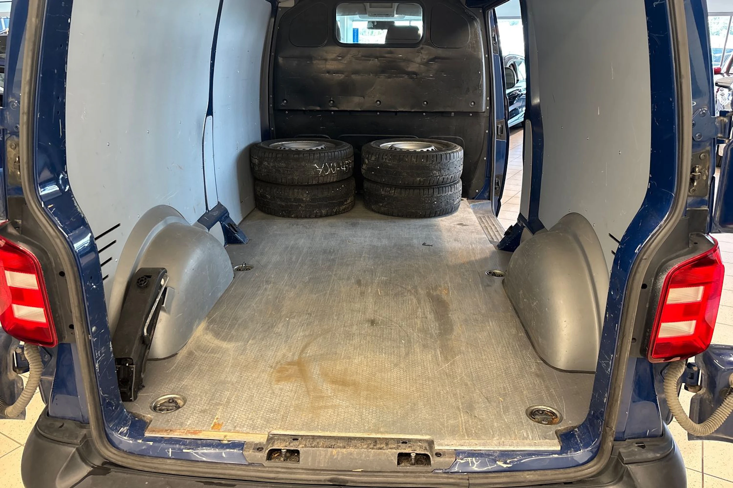 sininen Volkswagen Transporter 2018 kuva 13.