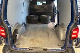 sininen Volkswagen Transporter 2018 kuva 13.