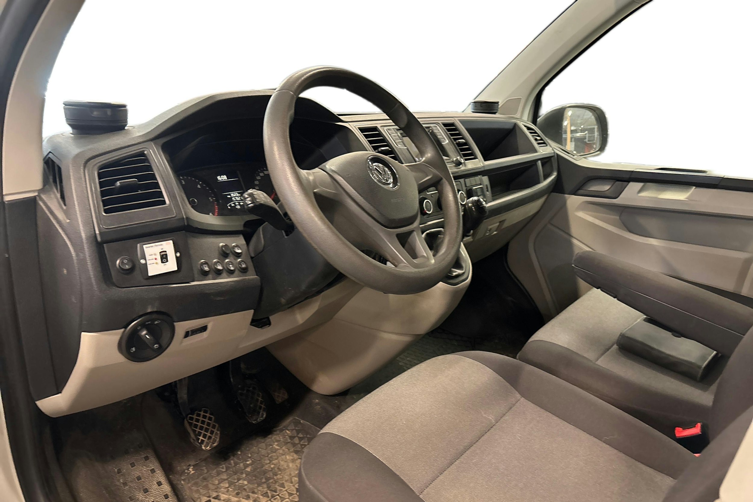 valkoinen Volkswagen Transporter 2018 kuva 3.