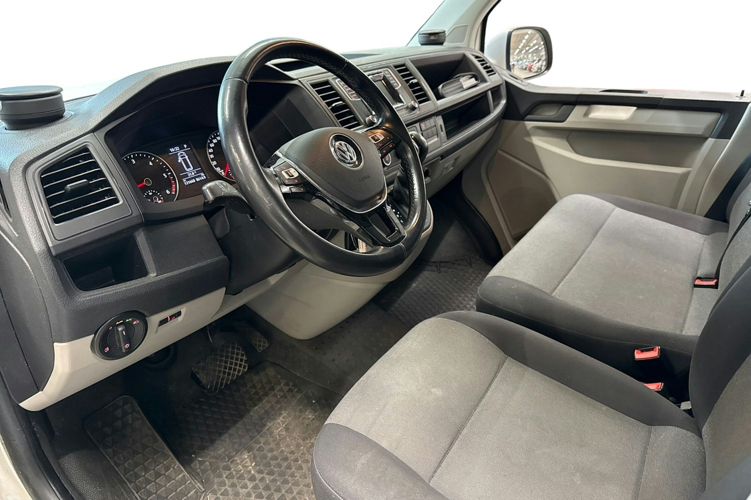 valkoinen Volkswagen Transporter 2018 kuva 3.