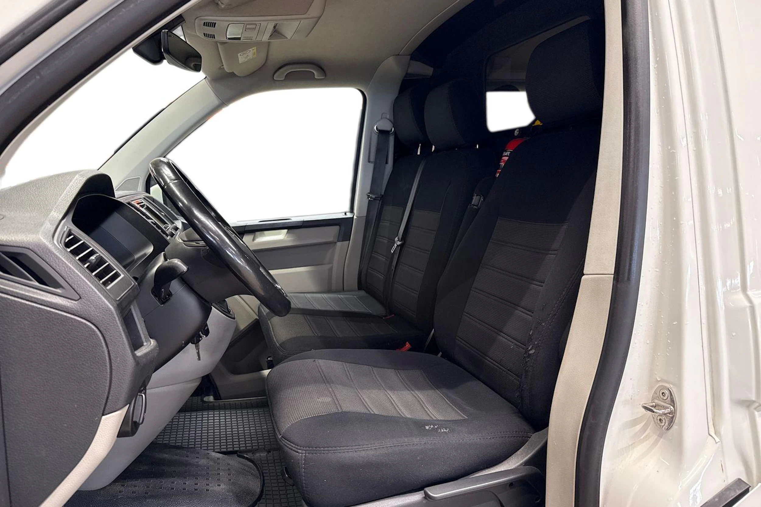 valkoinen Volkswagen Transporter 2018 kuva 6.