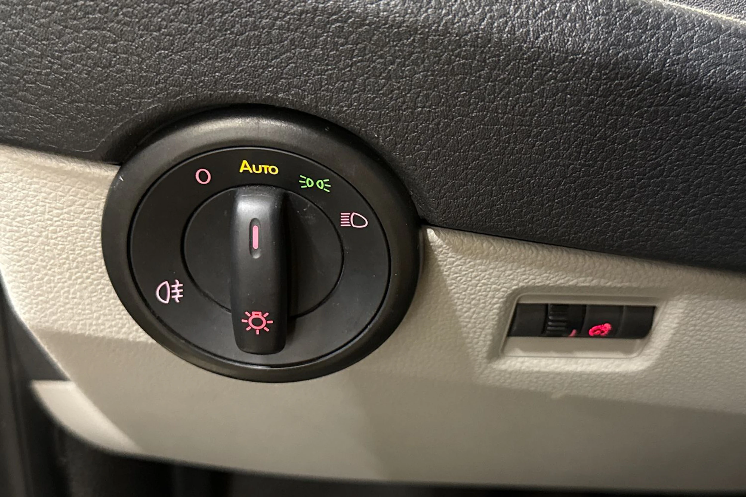 valkoinen Volkswagen Transporter 2018 kuva 11.