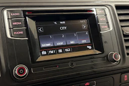 valkoinen Volkswagen Transporter 2018 kuva 14.