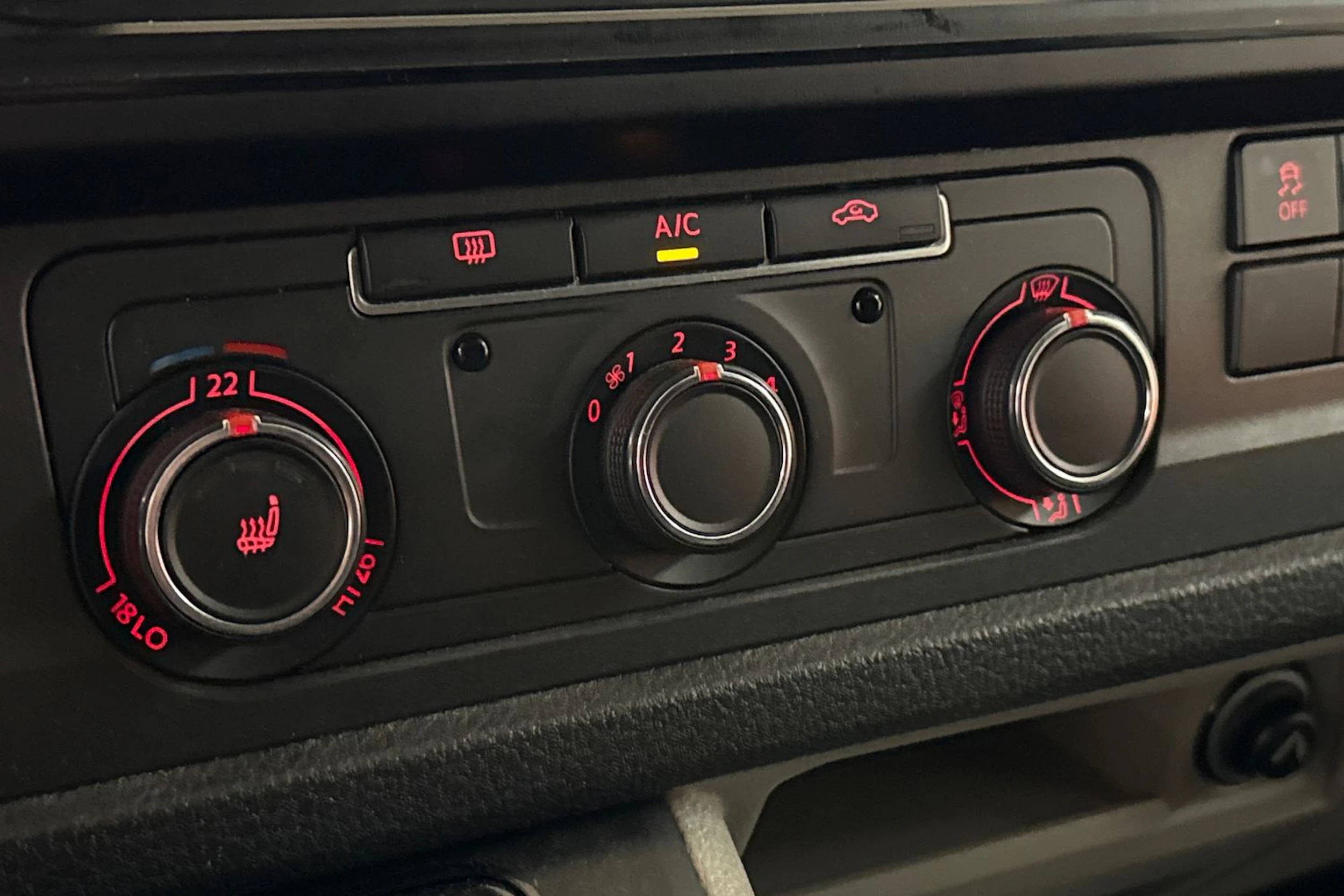 valkoinen Volkswagen Transporter 2018 kuva 17.