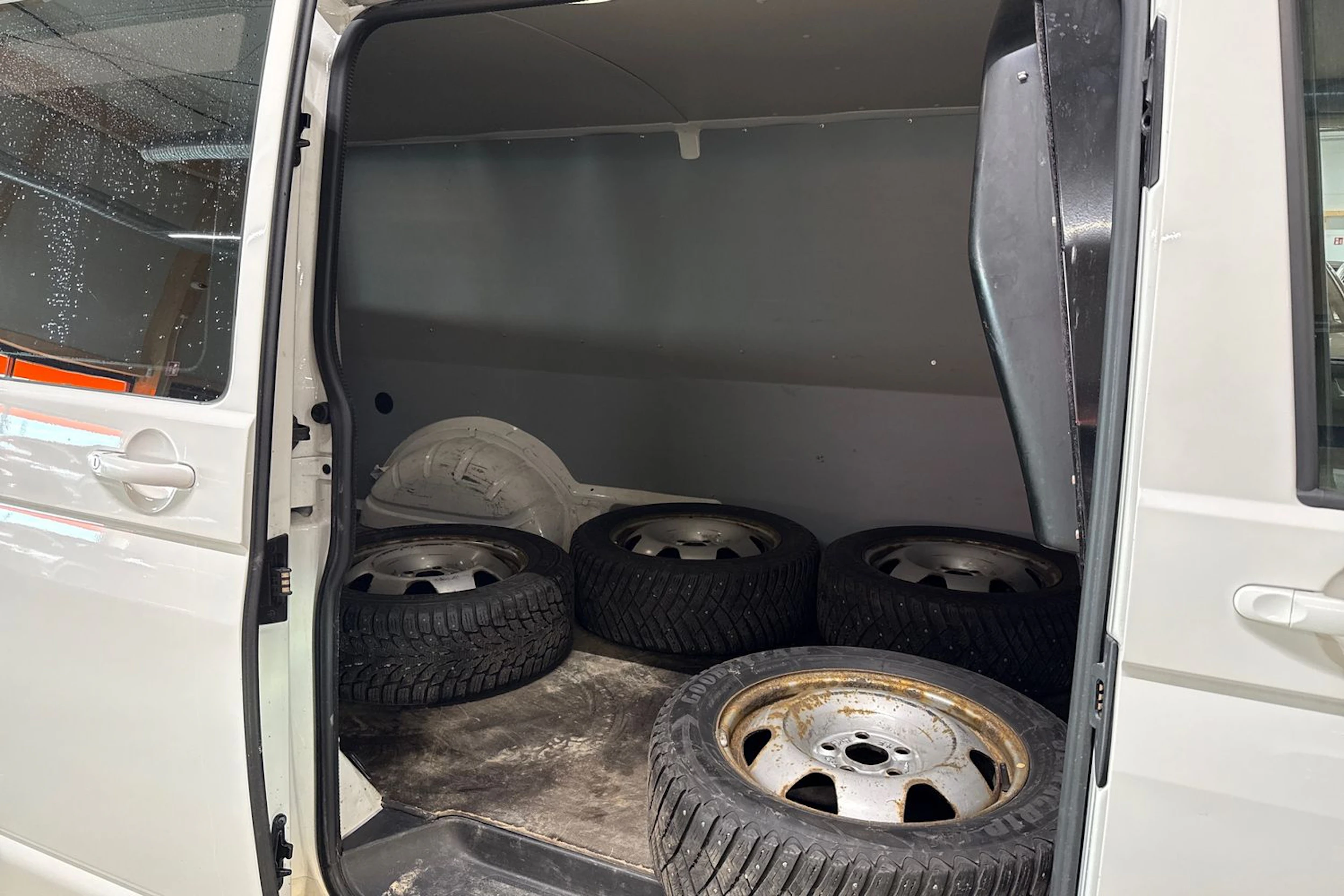 valkoinen Volkswagen Transporter 2018 kuva 19.