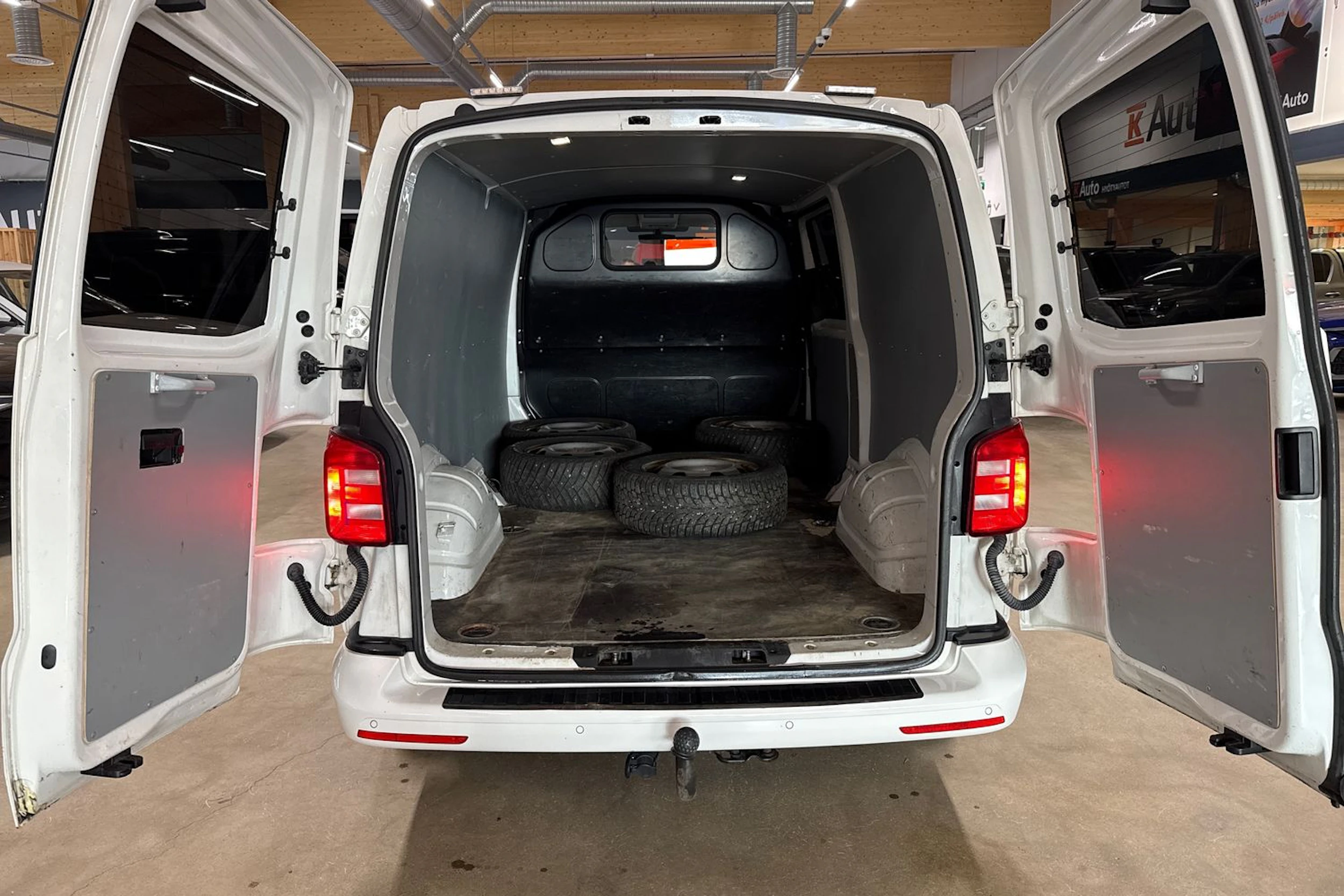 valkoinen Volkswagen Transporter 2018 kuva 20.