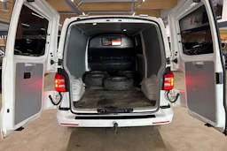 valkoinen Volkswagen Transporter 2018 kuva 20.