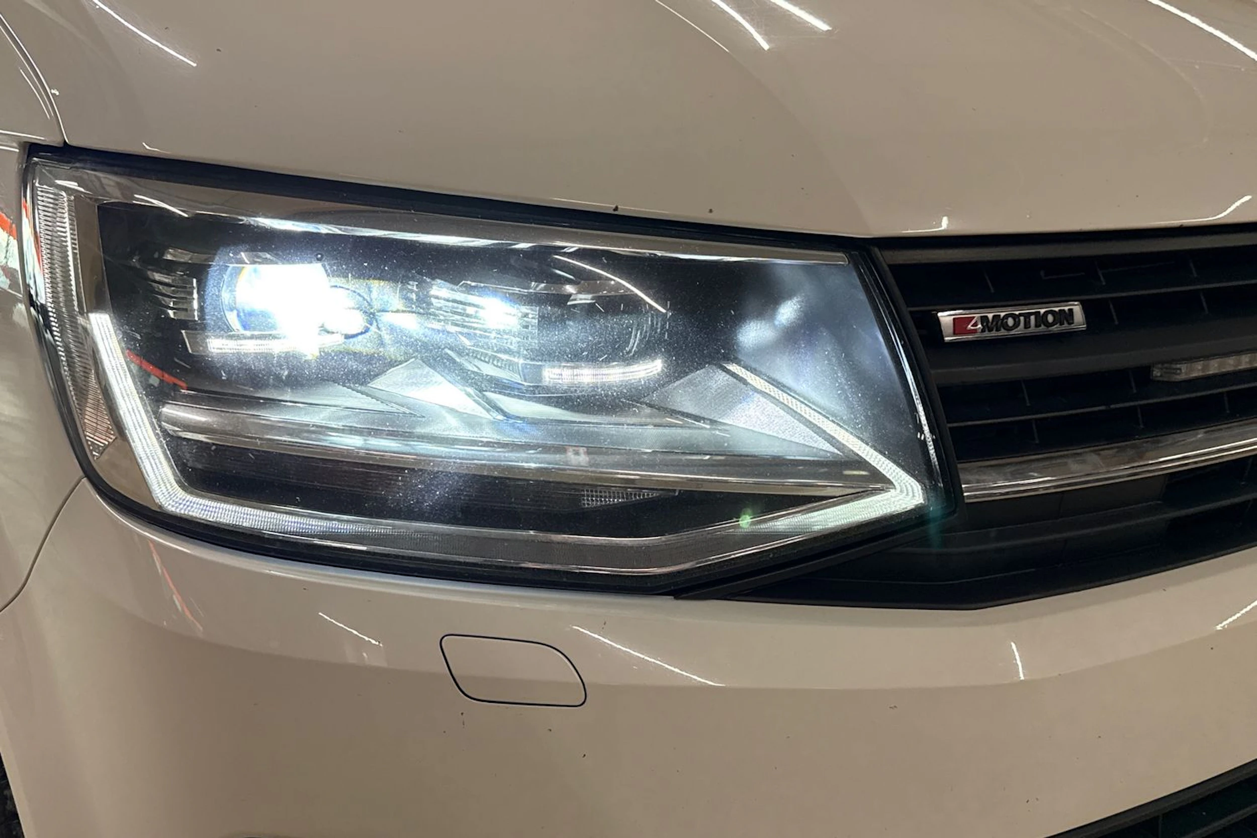 valkoinen Volkswagen Transporter 2018 kuva 22.