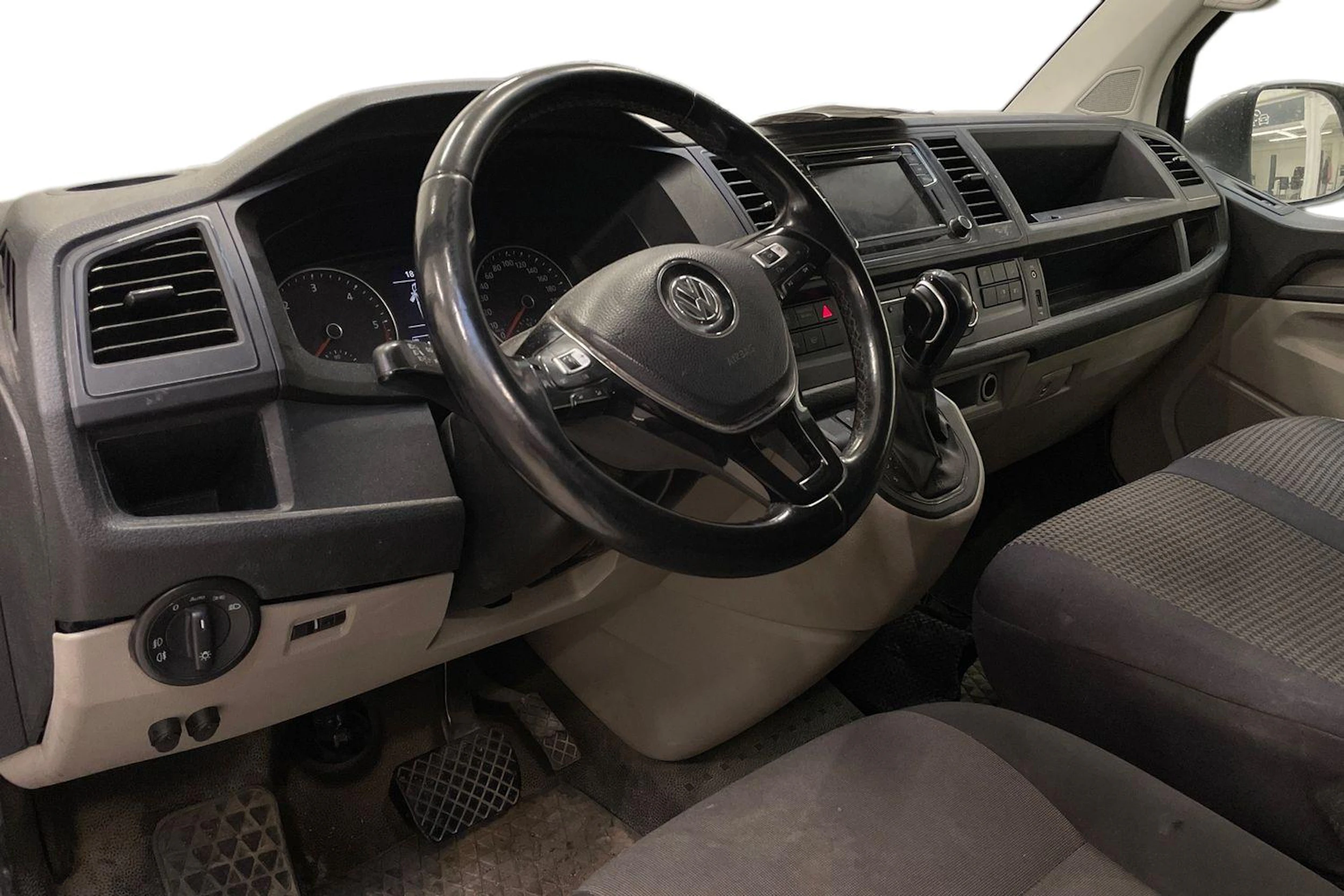 harmaa Volkswagen Transporter 2018 kuva 3.