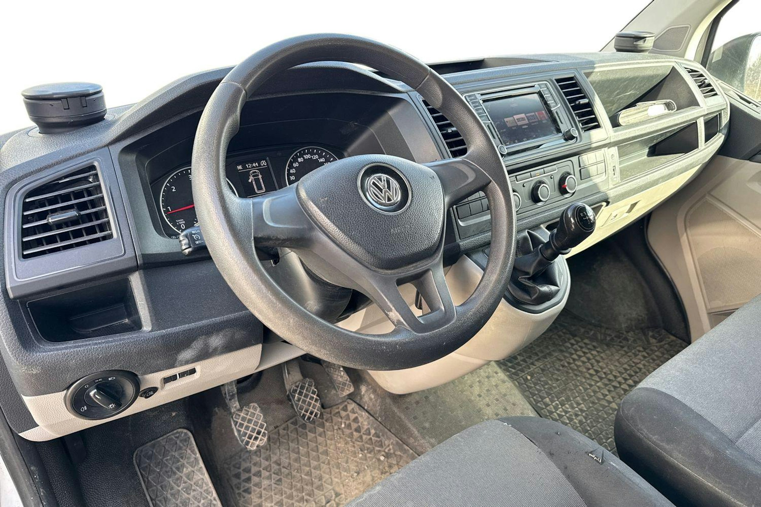 valkoinen Volkswagen Transporter 2018 kuva 3.