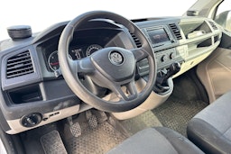 valkoinen Volkswagen Transporter 2018 kuva 3.