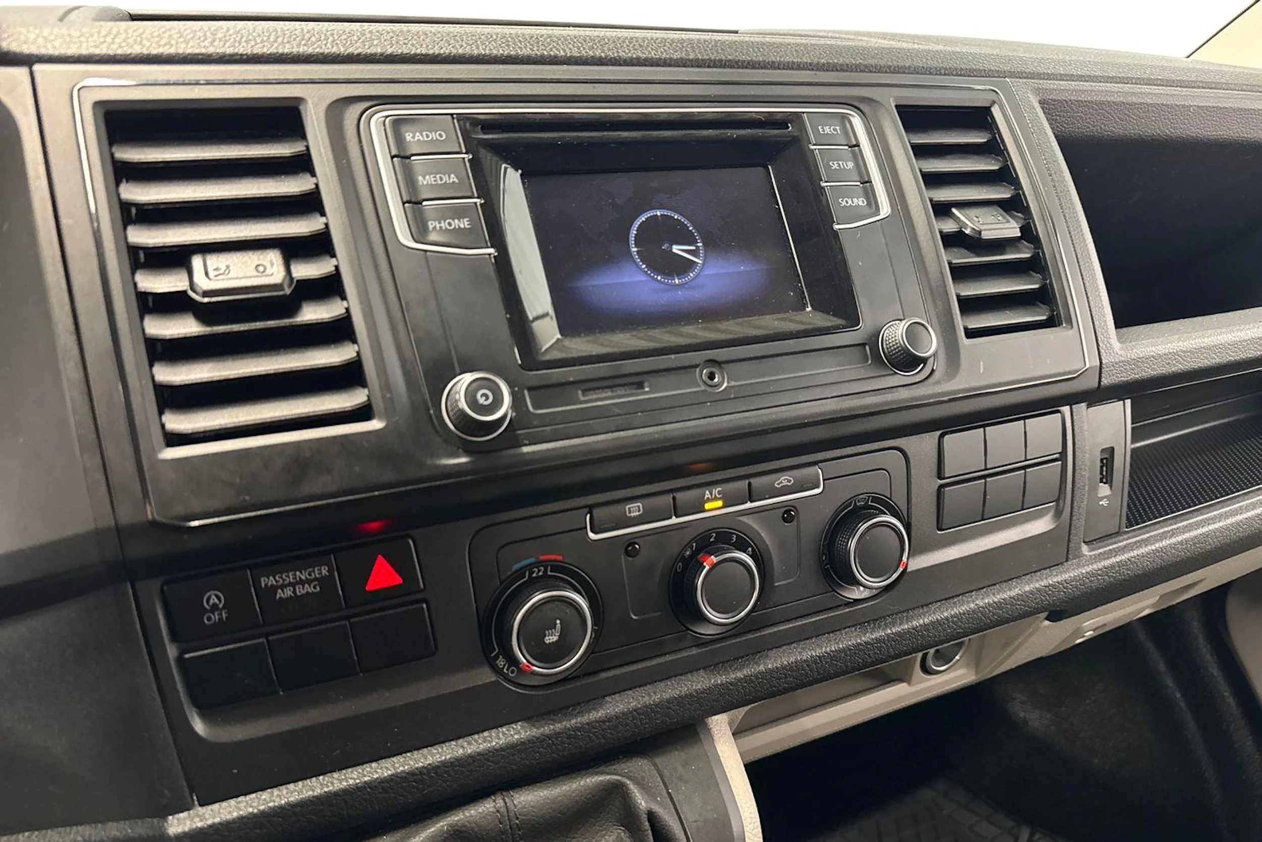 musta Volkswagen Transporter 2018 kuva 9.
