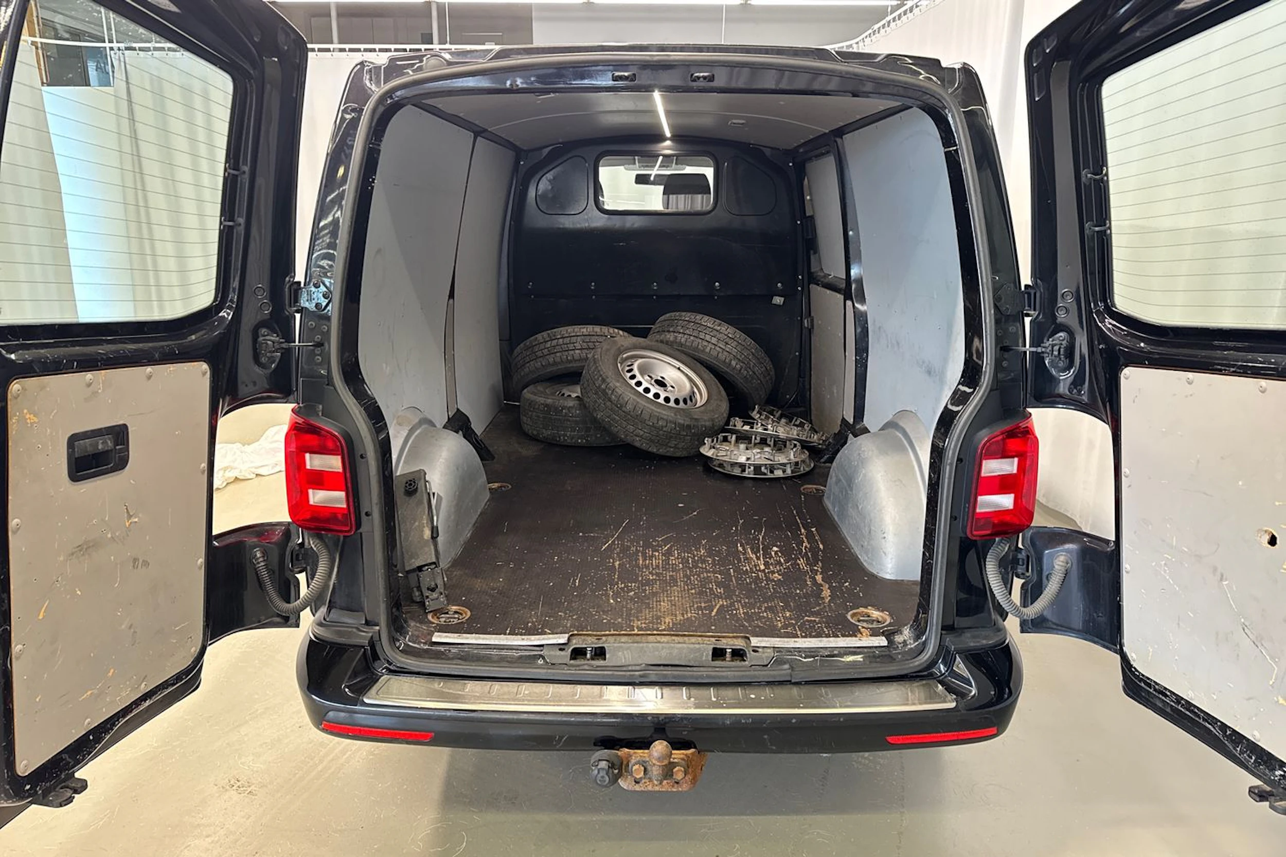 musta Volkswagen Transporter 2018 kuva 18.