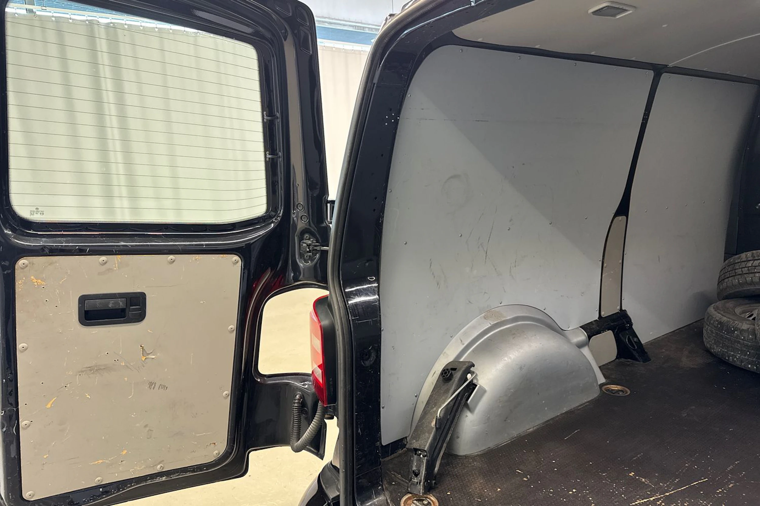 musta Volkswagen Transporter 2018 kuva 19.