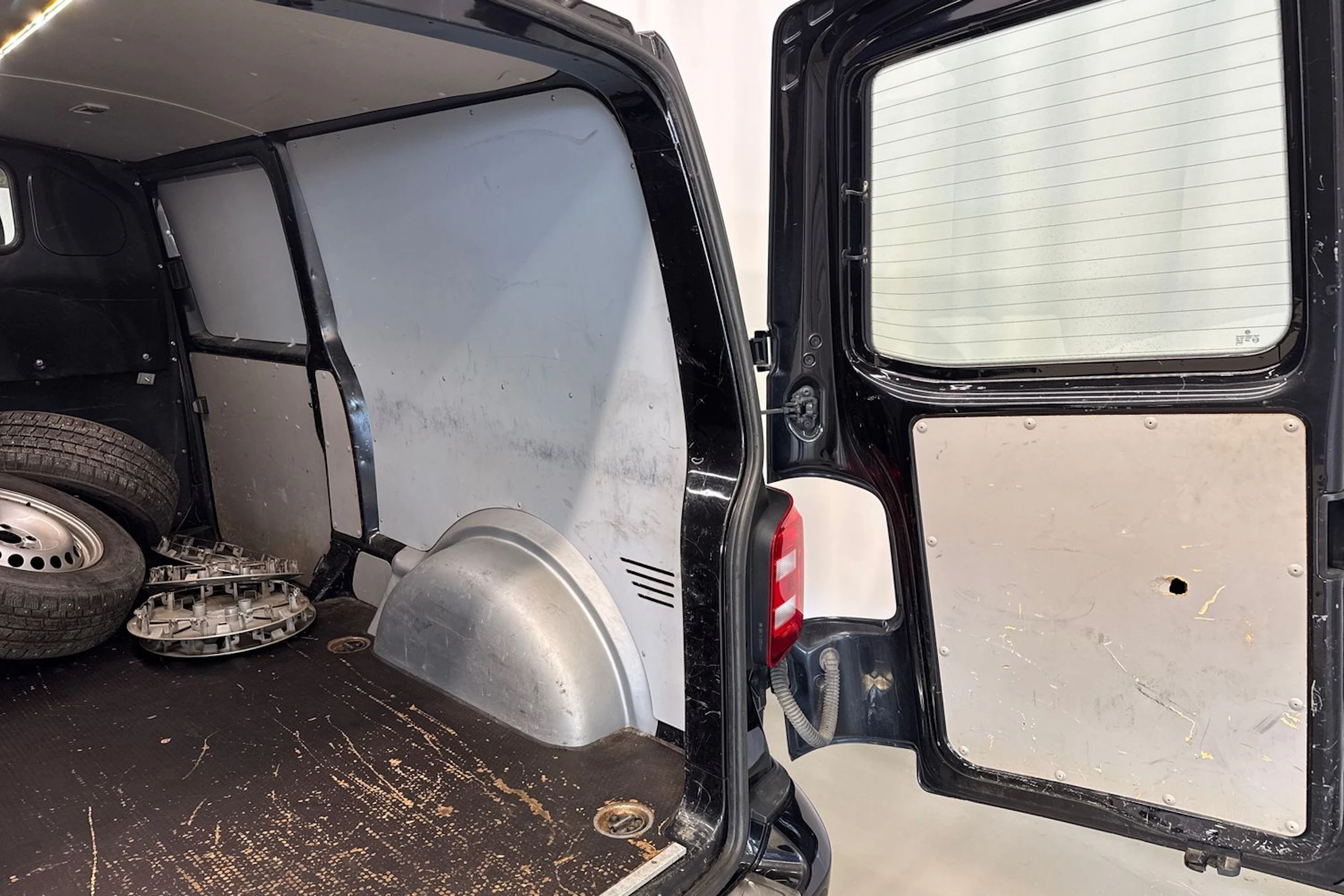 musta Volkswagen Transporter 2018 kuva 20.
