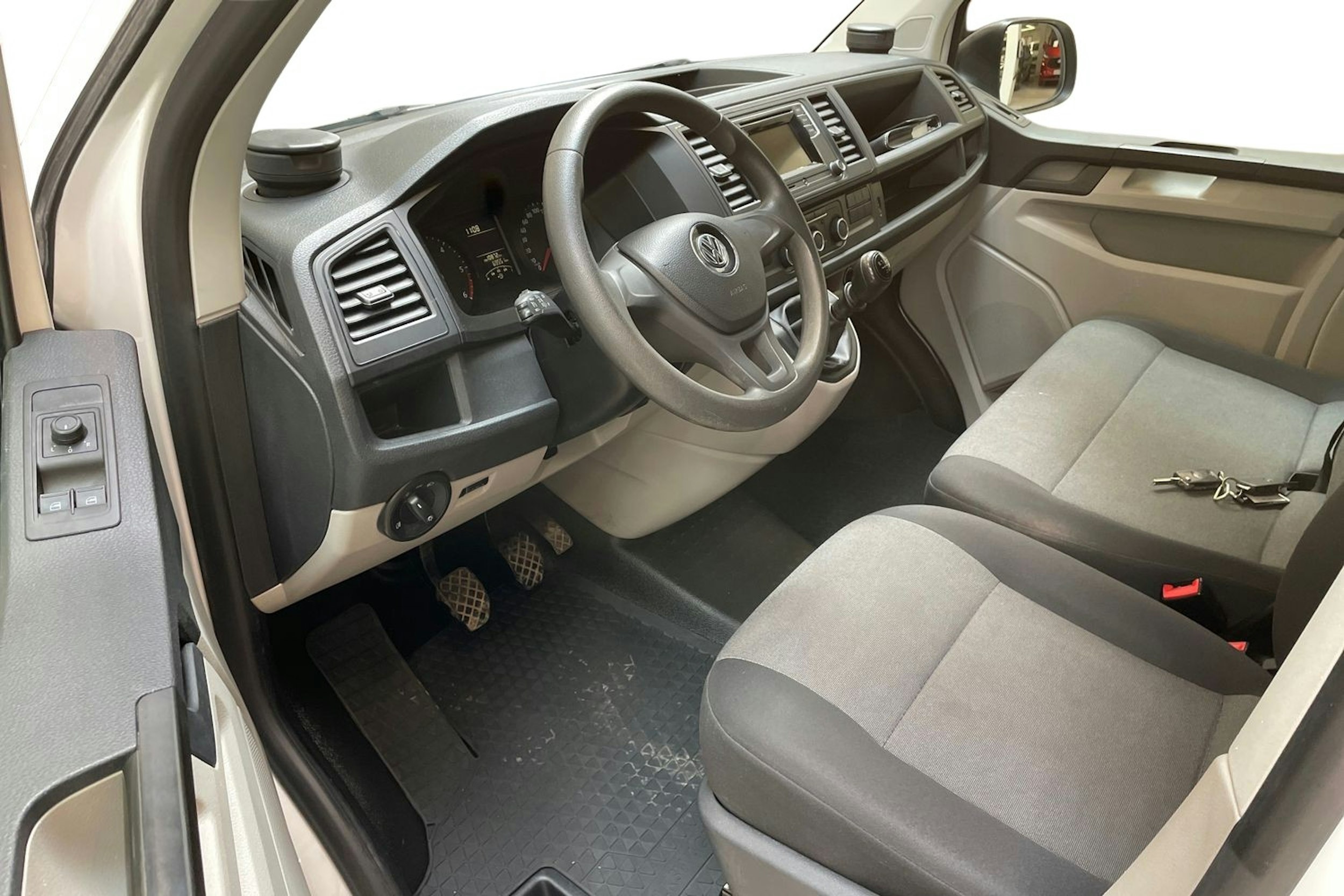 valkoinen Volkswagen Transporter 2018 kuva 7.
