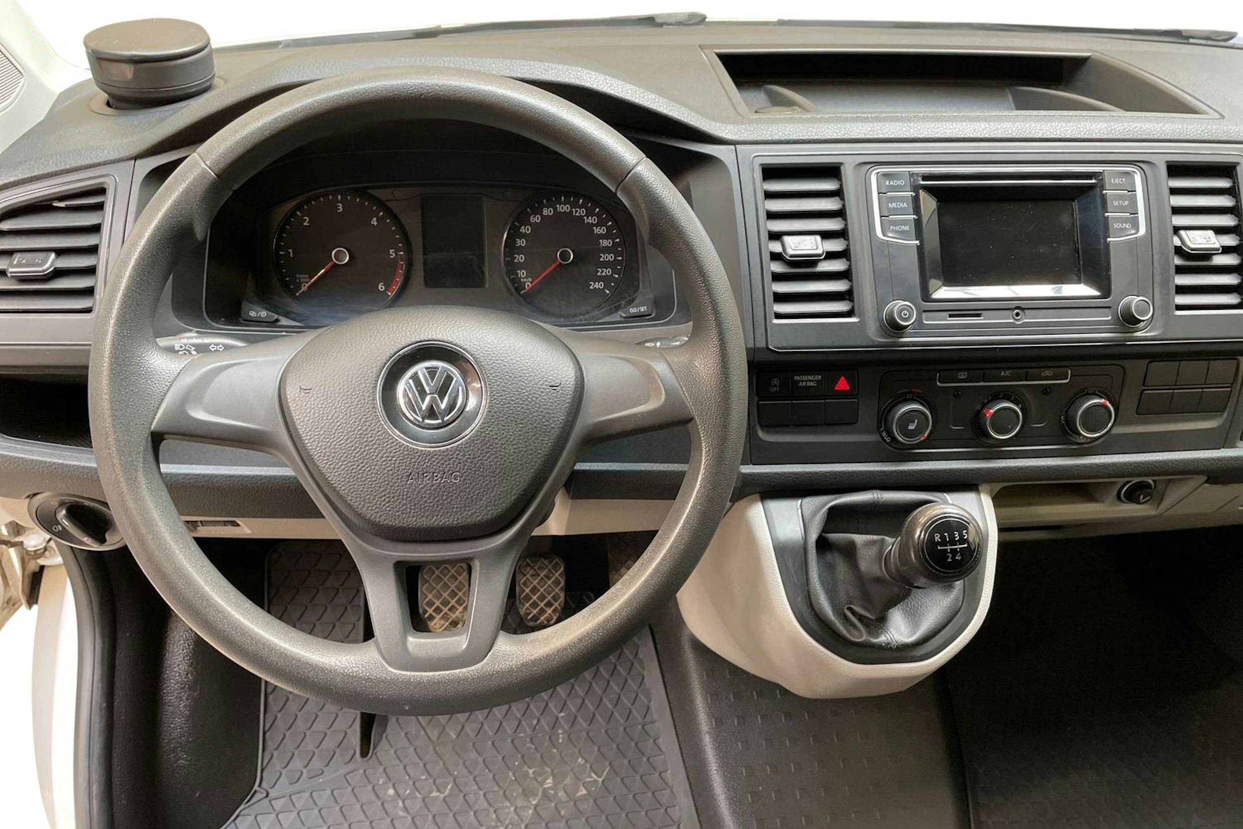 valkoinen Volkswagen Transporter 2018 kuva 9.