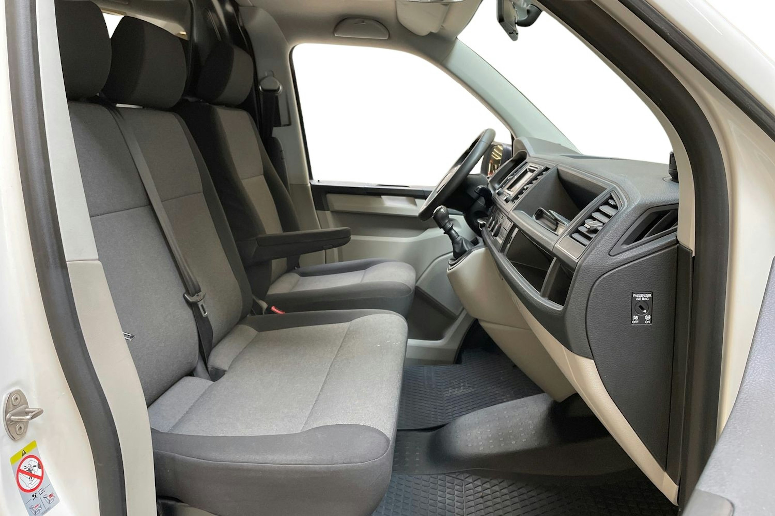 valkoinen Volkswagen Transporter 2018 kuva 10.