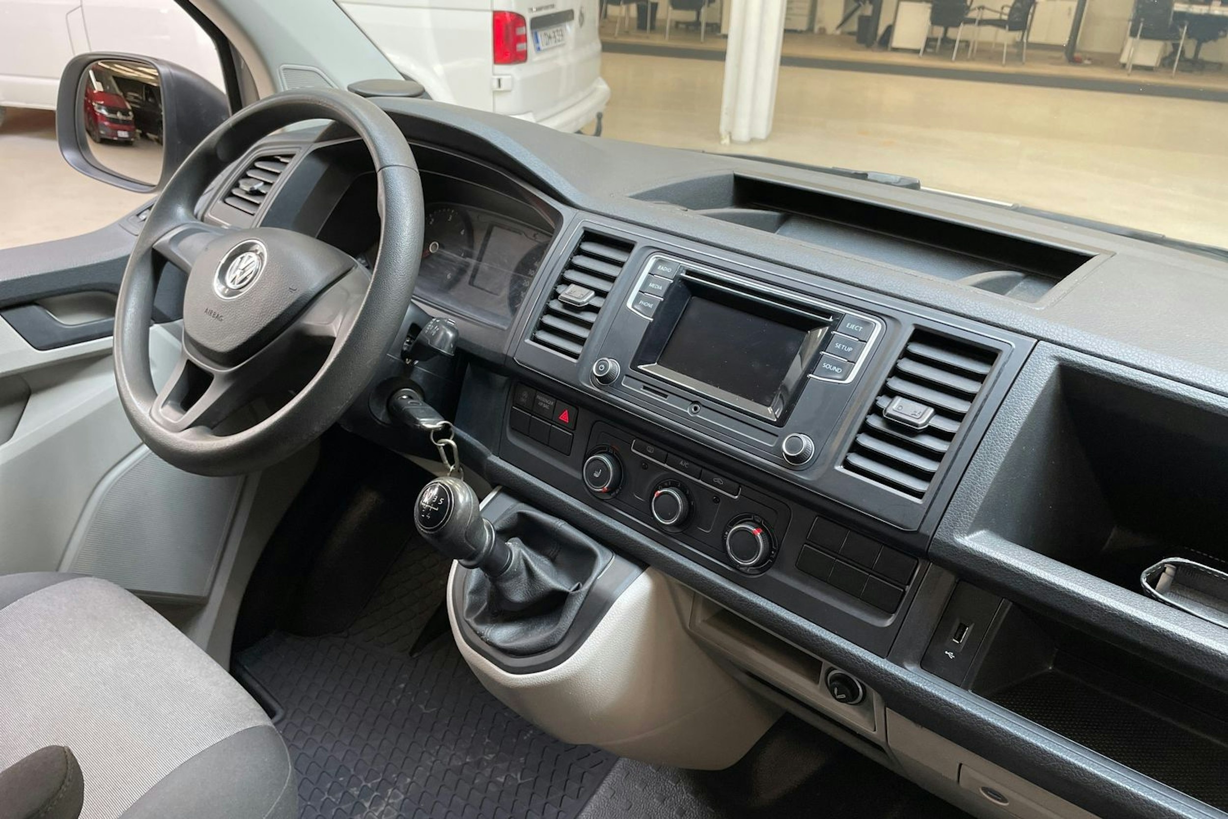 valkoinen Volkswagen Transporter 2018 kuva 13.