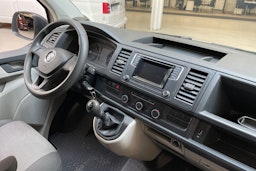 valkoinen Volkswagen Transporter 2018 kuva 13.