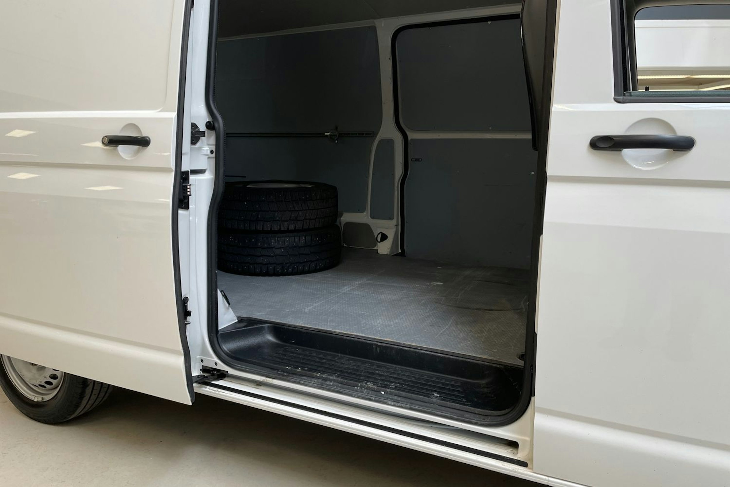 valkoinen Volkswagen Transporter 2018 kuva 15.
