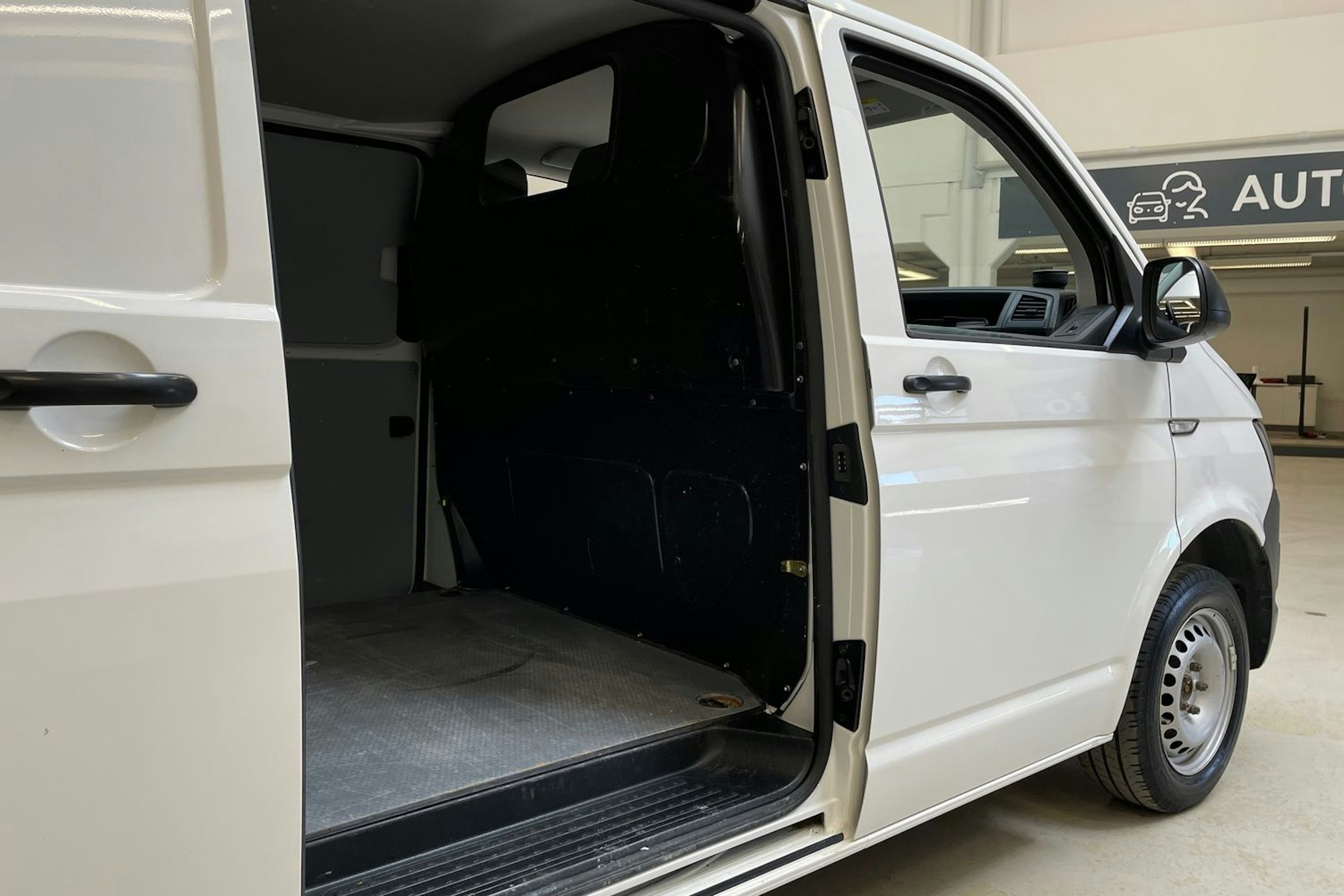 valkoinen Volkswagen Transporter 2018 kuva 16.