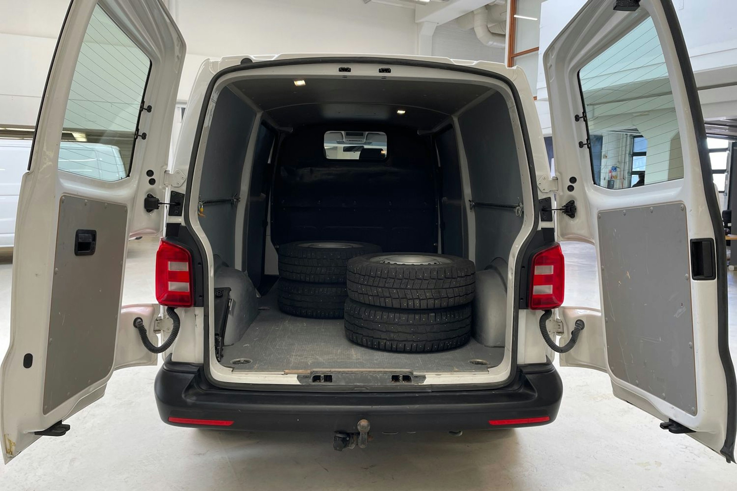 valkoinen Volkswagen Transporter 2018 kuva 17.