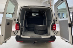 valkoinen Volkswagen Transporter 2018 kuva 17.