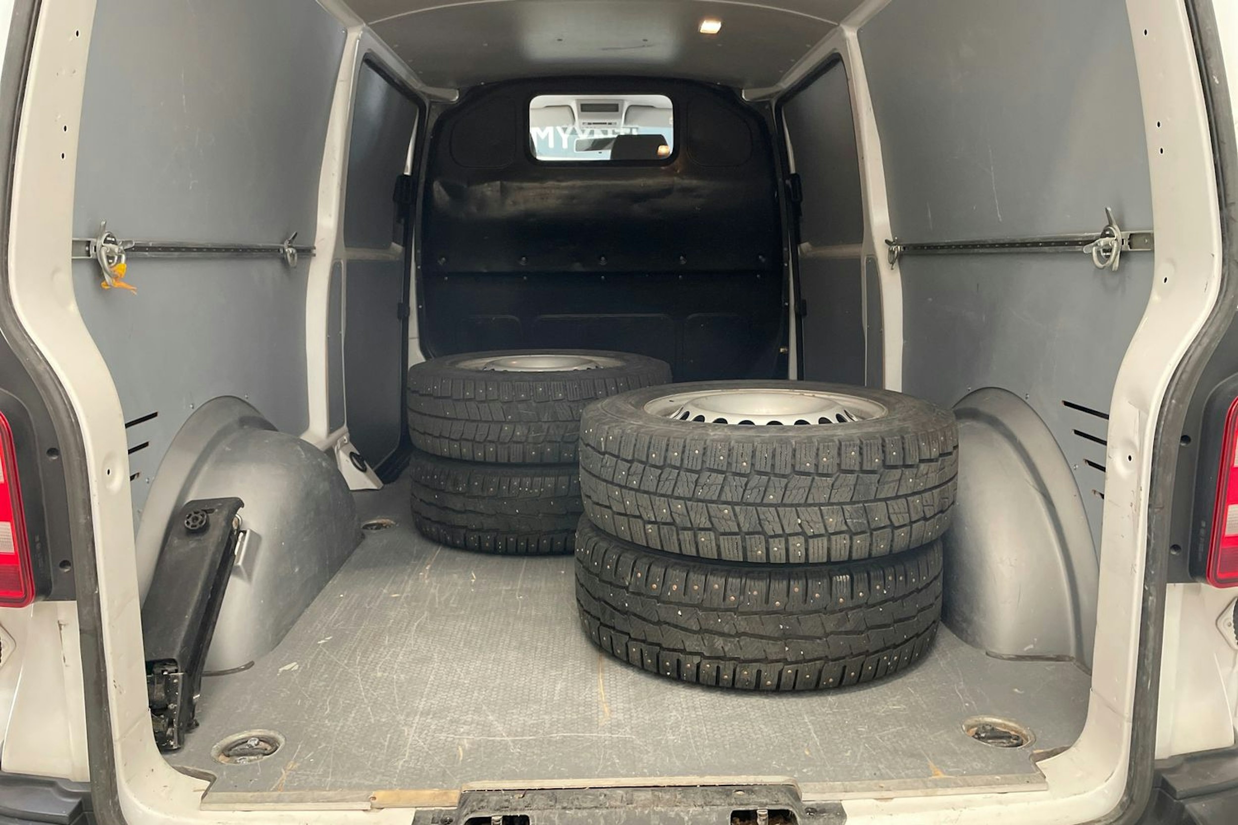 valkoinen Volkswagen Transporter 2018 kuva 18.
