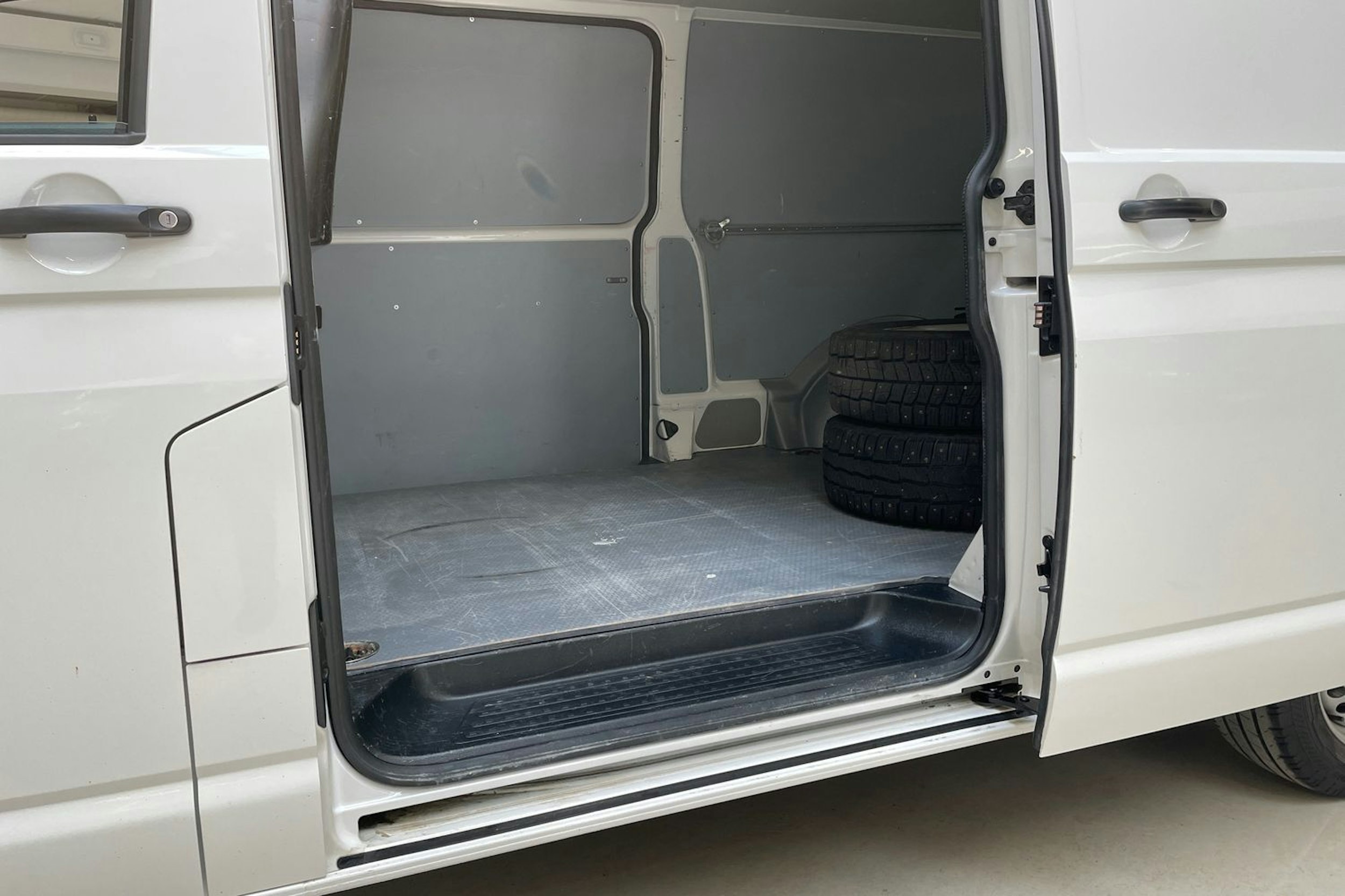 valkoinen Volkswagen Transporter 2018 kuva 20.