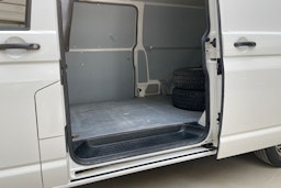 valkoinen Volkswagen Transporter 2018 kuva 20.