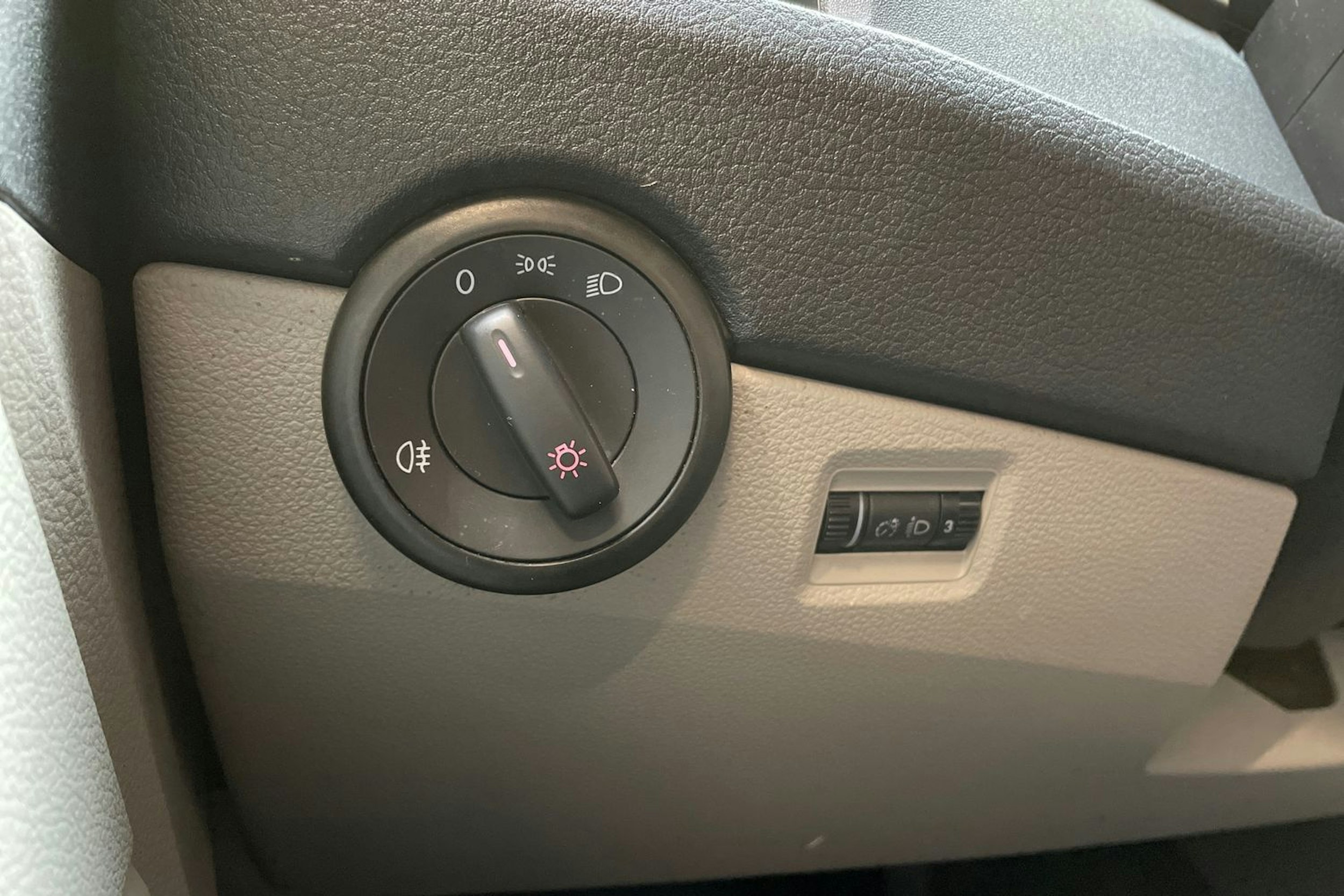 valkoinen Volkswagen Transporter 2018 kuva 22.