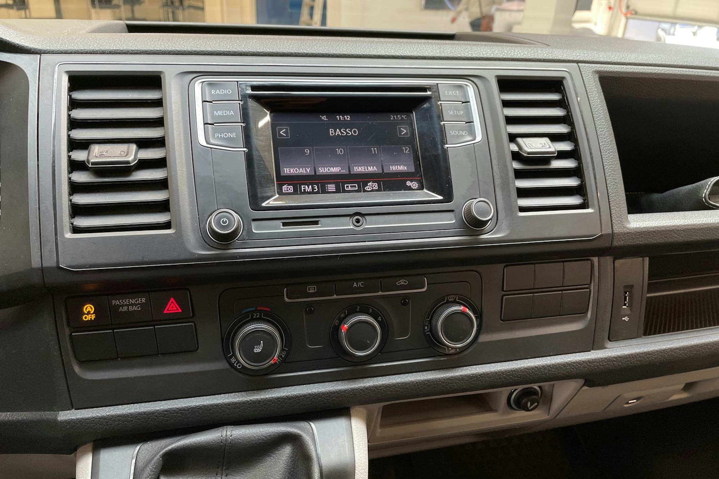 valkoinen Volkswagen Transporter 2018 kuva 25.