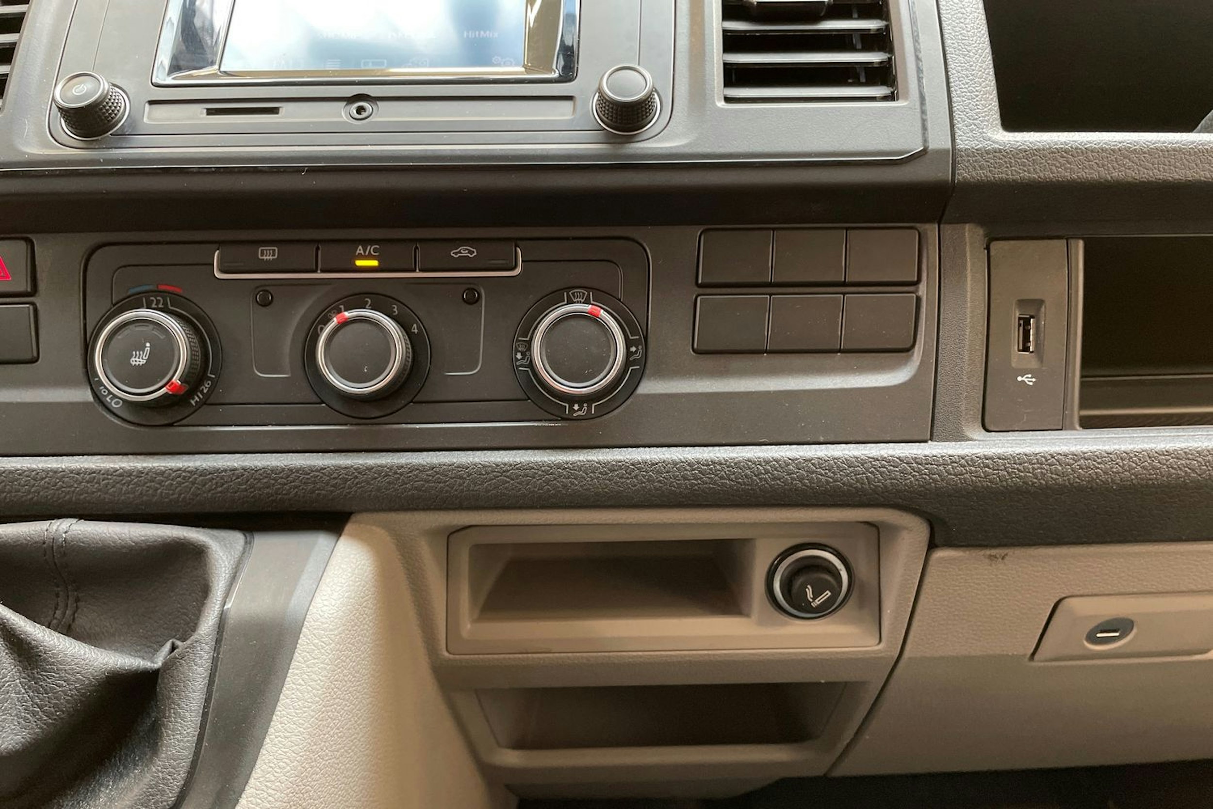 valkoinen Volkswagen Transporter 2018 kuva 27.
