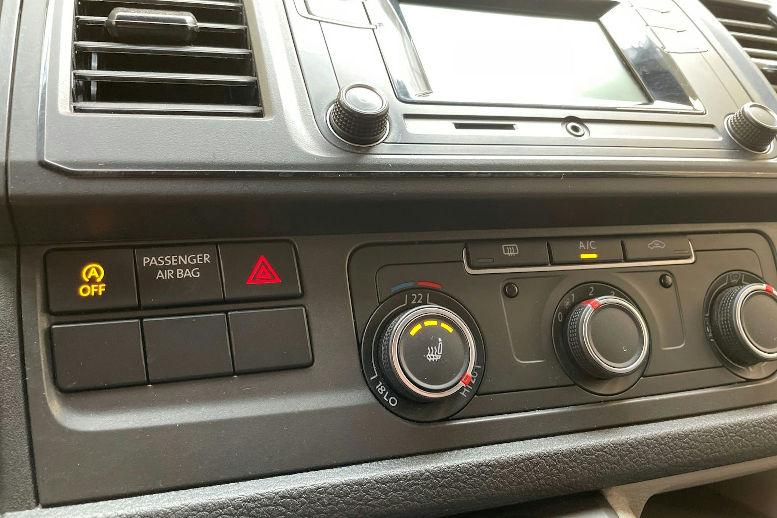 valkoinen Volkswagen Transporter 2018 kuva 29.