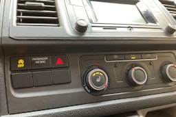 valkoinen Volkswagen Transporter 2018 kuva 29.