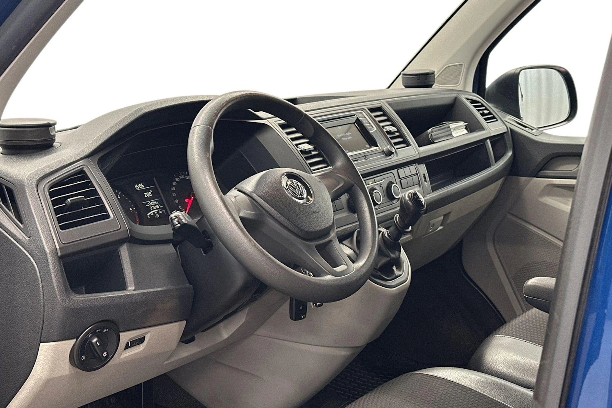 sininen Volkswagen Transporter 2018 kuva 6.