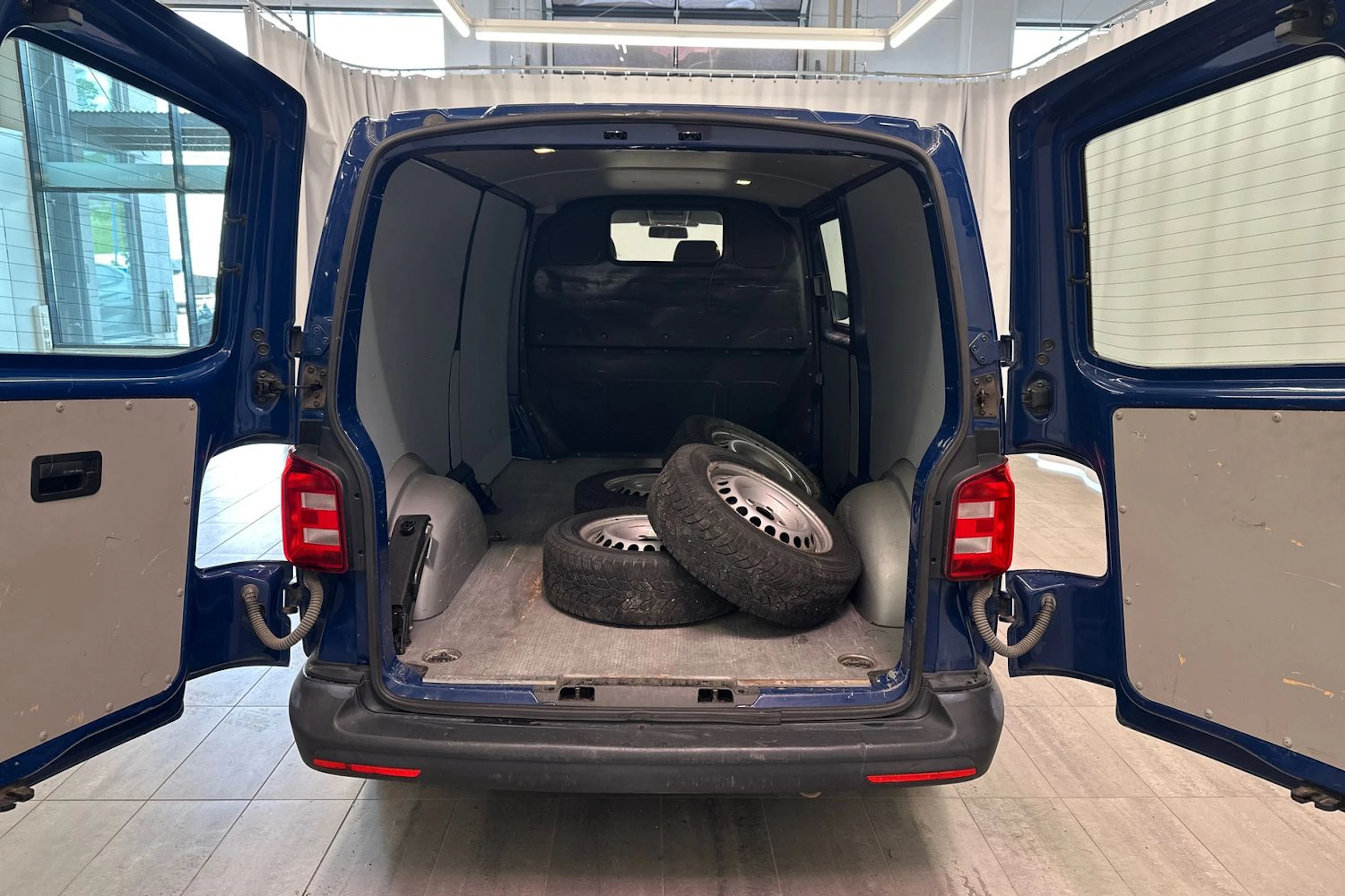 sininen Volkswagen Transporter 2018 kuva 10.