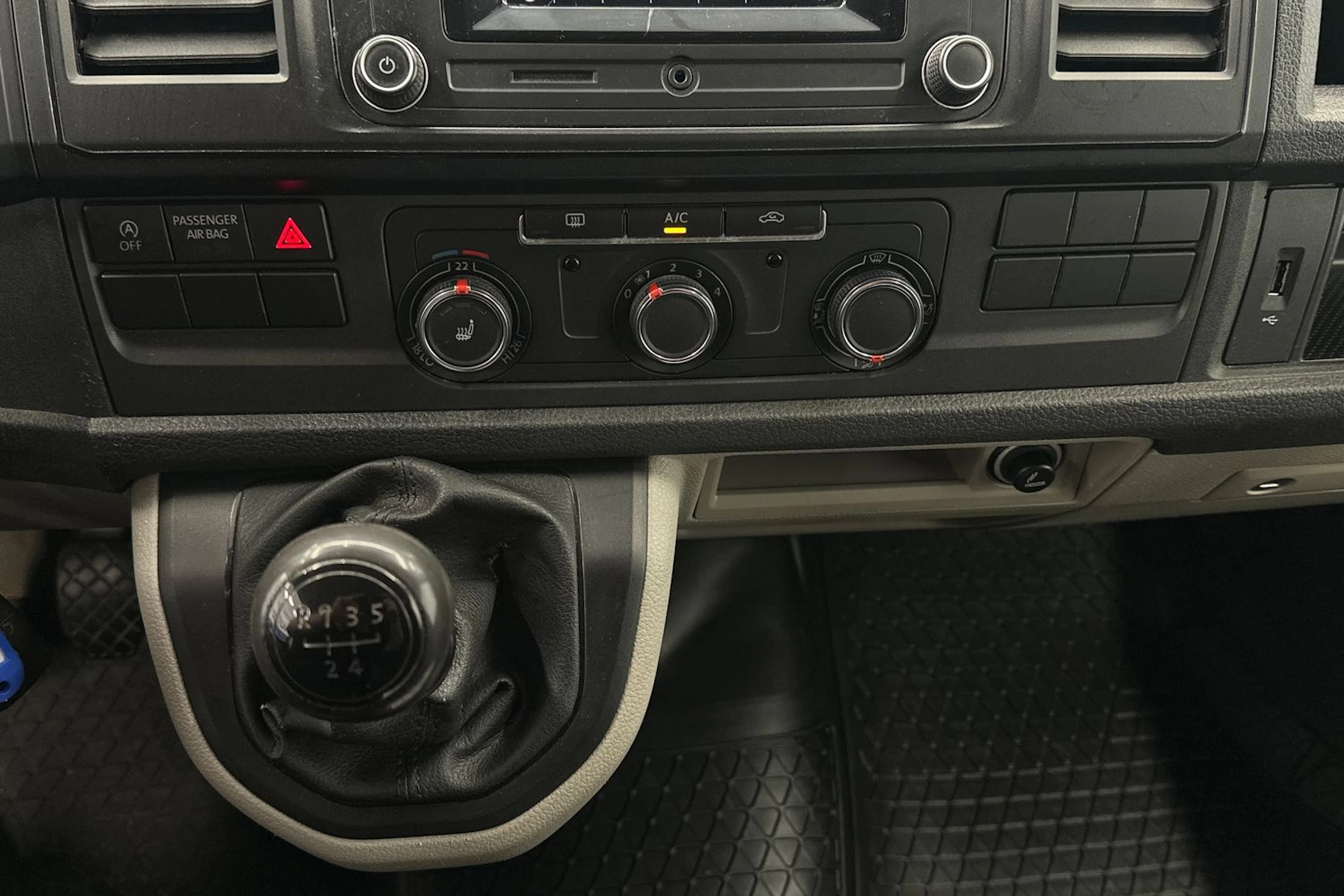 sininen Volkswagen Transporter 2018 kuva 12.