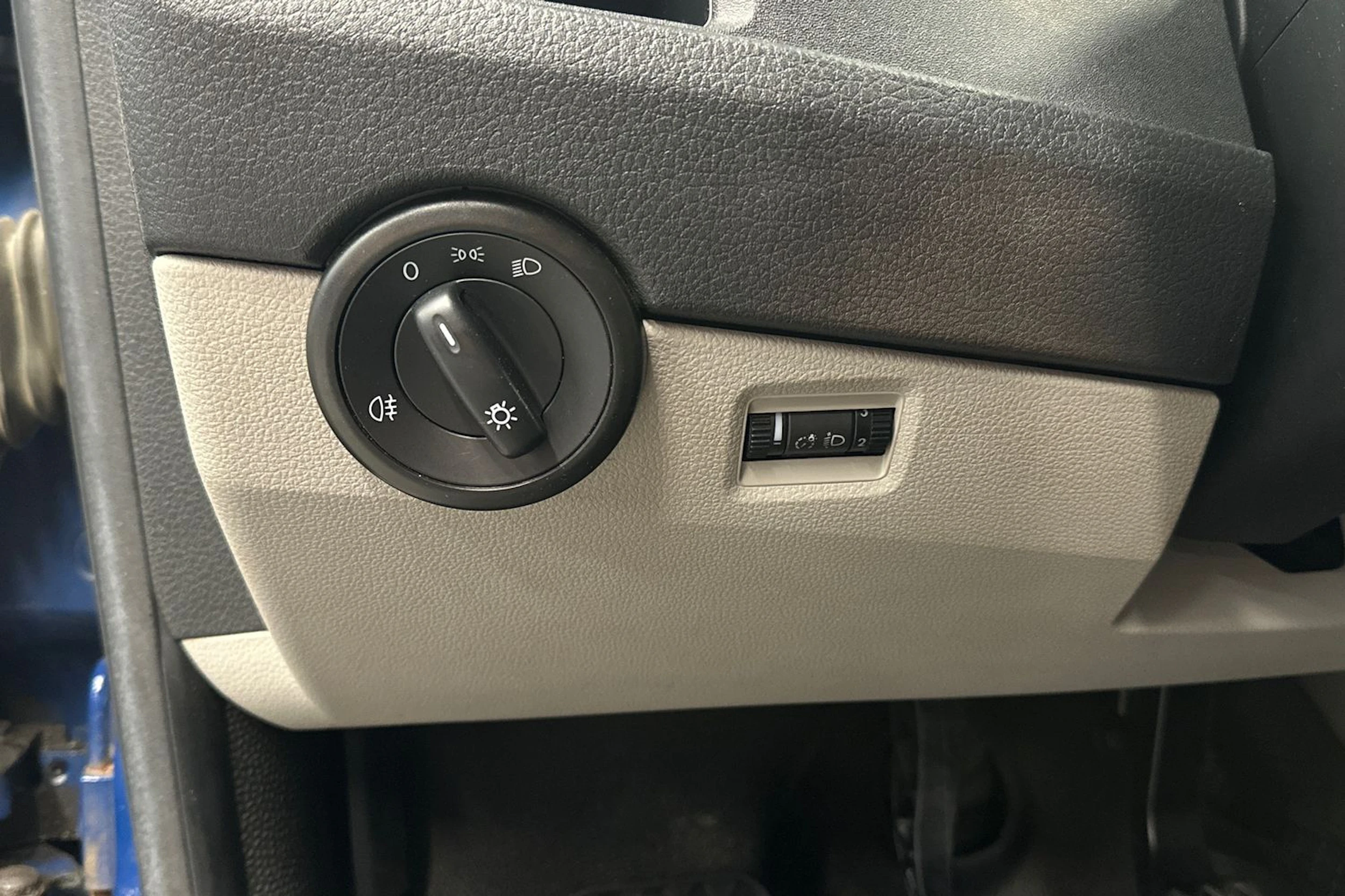 sininen Volkswagen Transporter 2018 kuva 15.