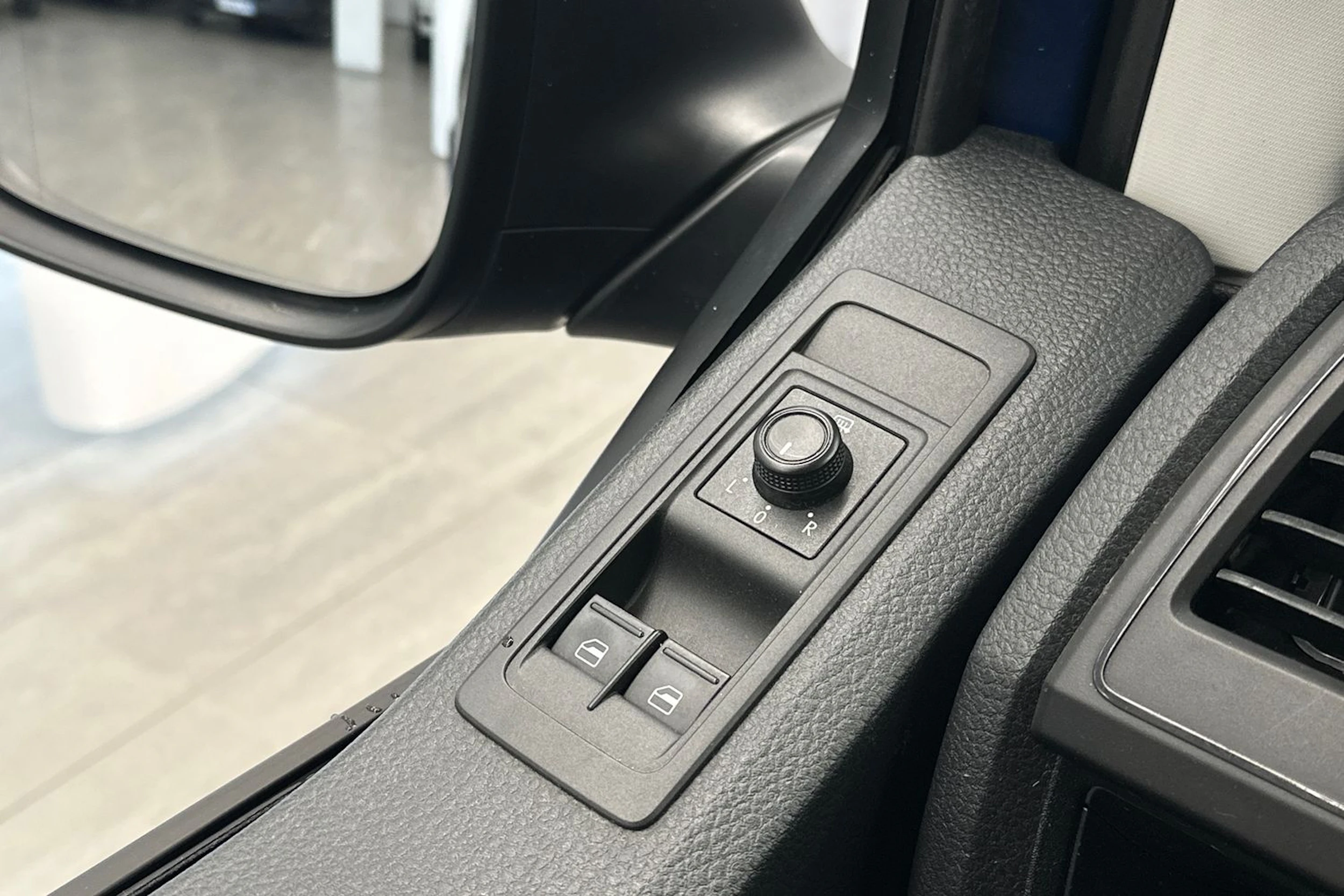 sininen Volkswagen Transporter 2018 kuva 16.