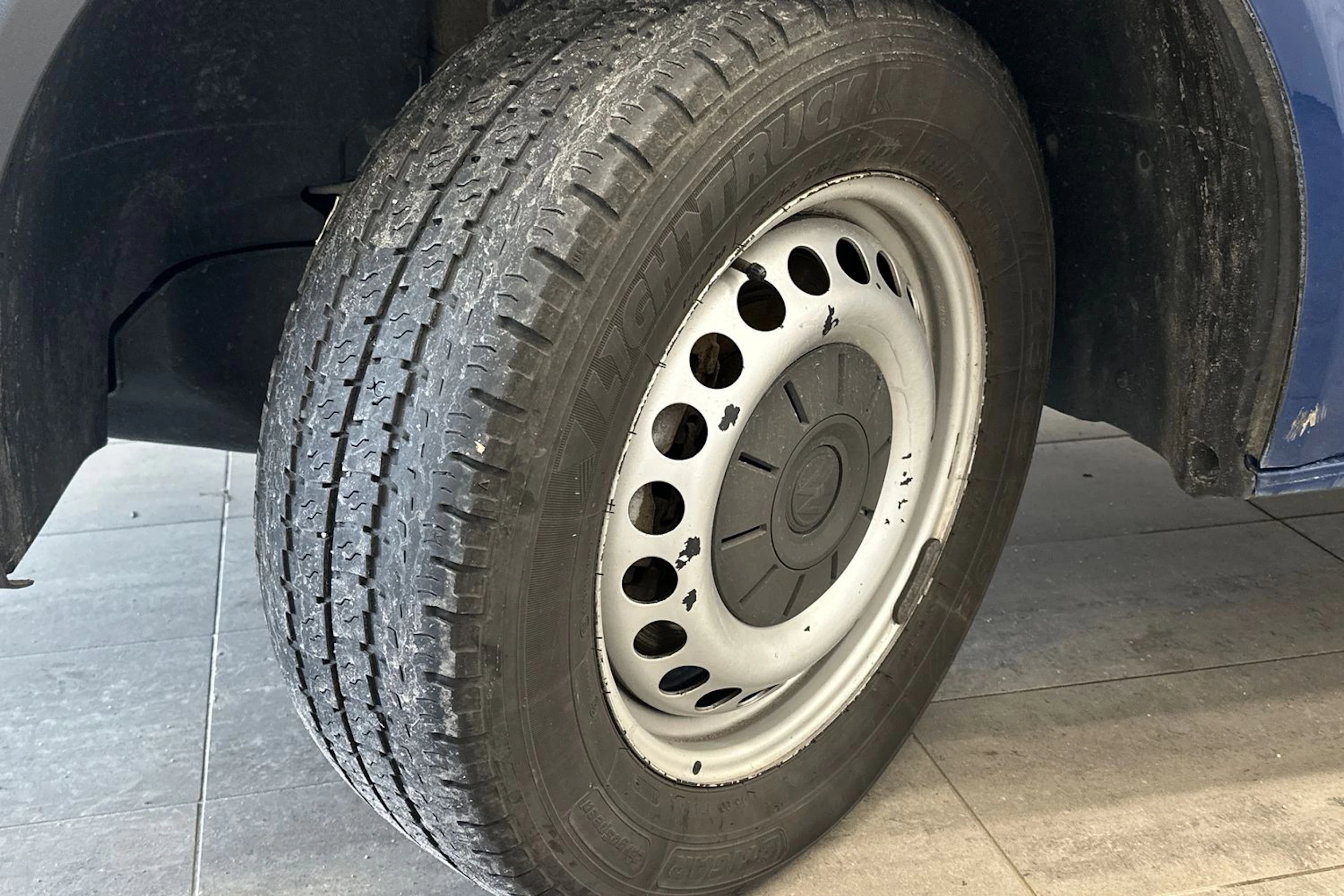 sininen Volkswagen Transporter 2018 kuva 17.