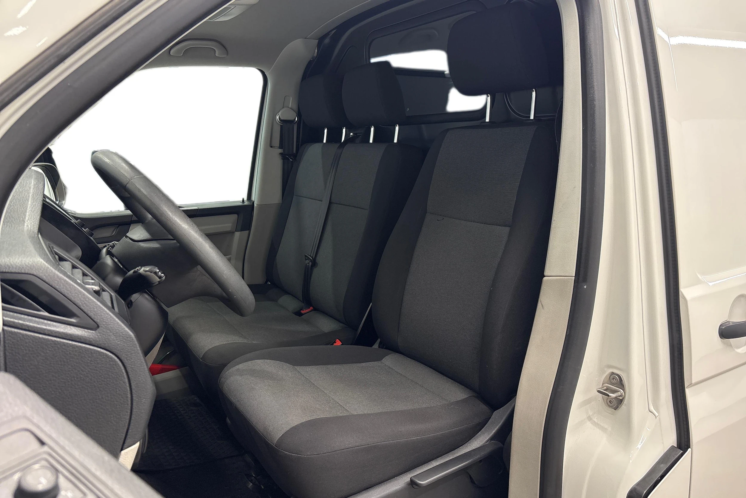 valkoinen Volkswagen Transporter 2018 kuva 8.