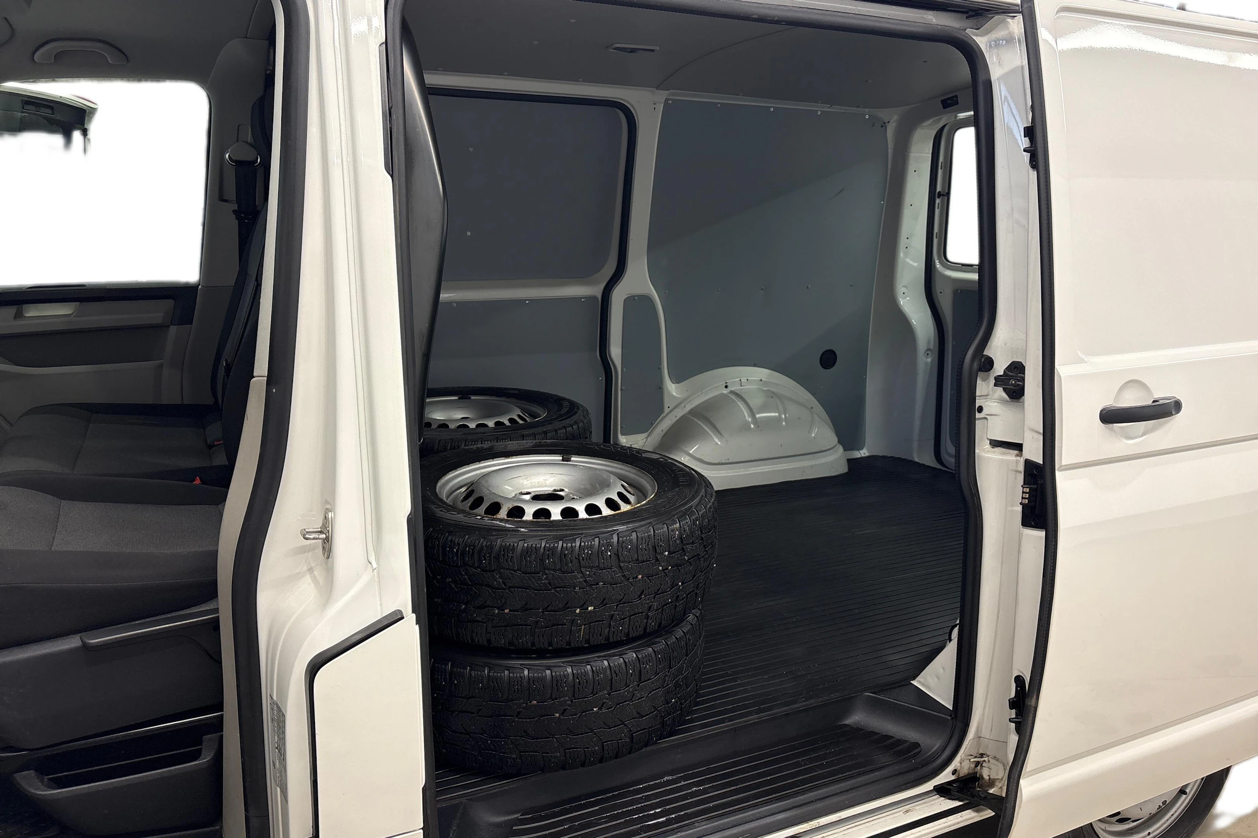 valkoinen Volkswagen Transporter 2018 kuva 9.