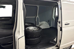 valkoinen Volkswagen Transporter 2018 kuva 9.