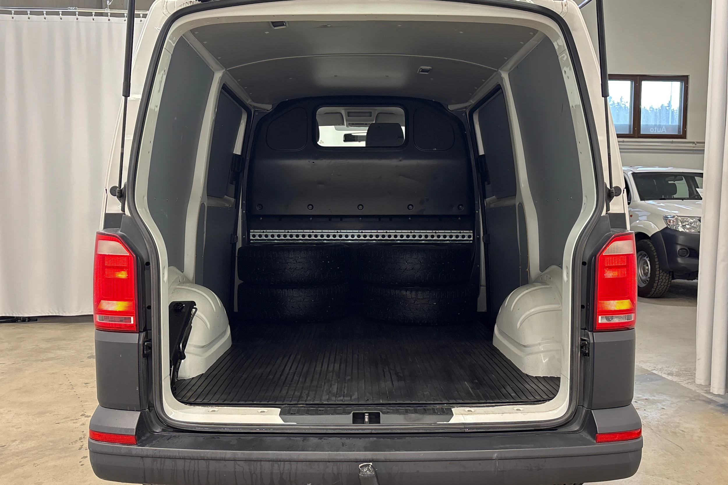 valkoinen Volkswagen Transporter 2018 kuva 10.
