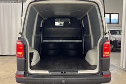 valkoinen Volkswagen Transporter 2018 kuva 10.