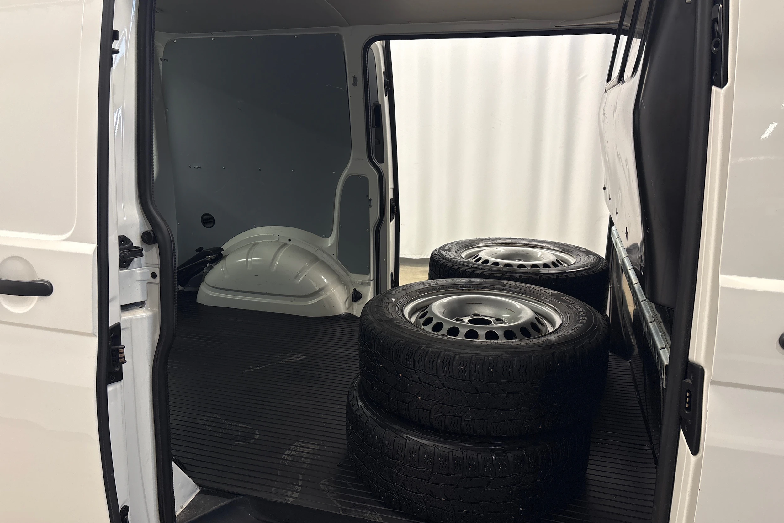 valkoinen Volkswagen Transporter 2018 kuva 11.