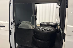 valkoinen Volkswagen Transporter 2018 kuva 11.