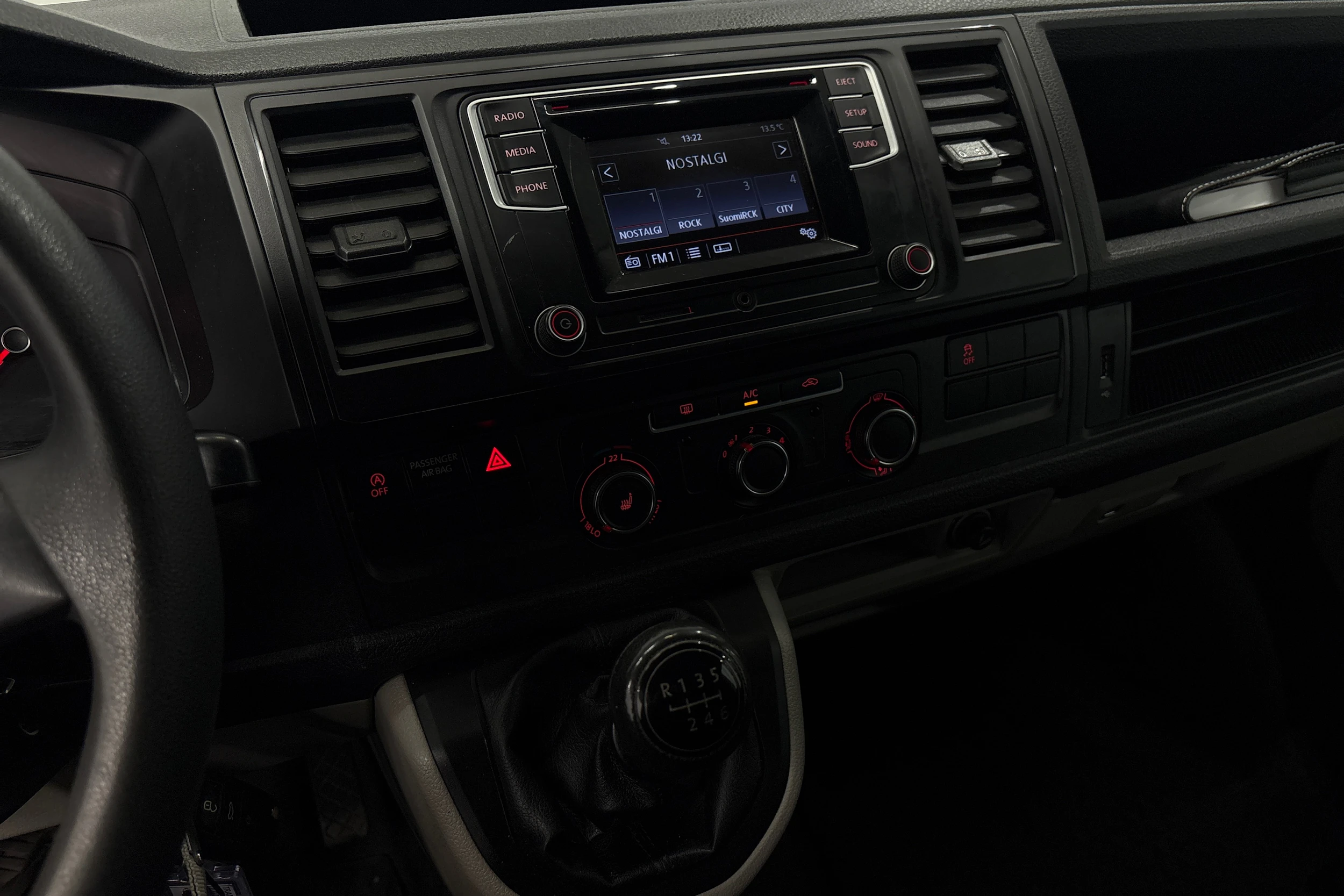 valkoinen Volkswagen Transporter 2018 kuva 14.